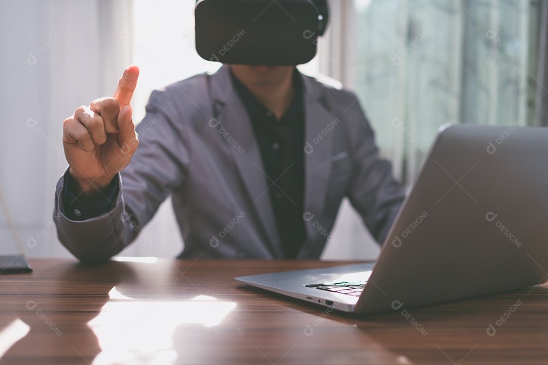 Jovem Usando óculos de realidade virtual, metaverso de mundos virtuais em 3D