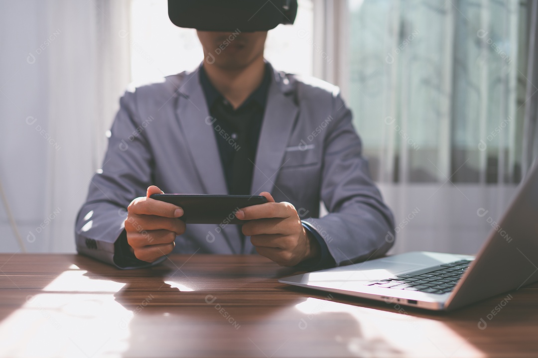 Jovem Usando óculos de realidade virtual, metaverso de mundos virtuais em 3D