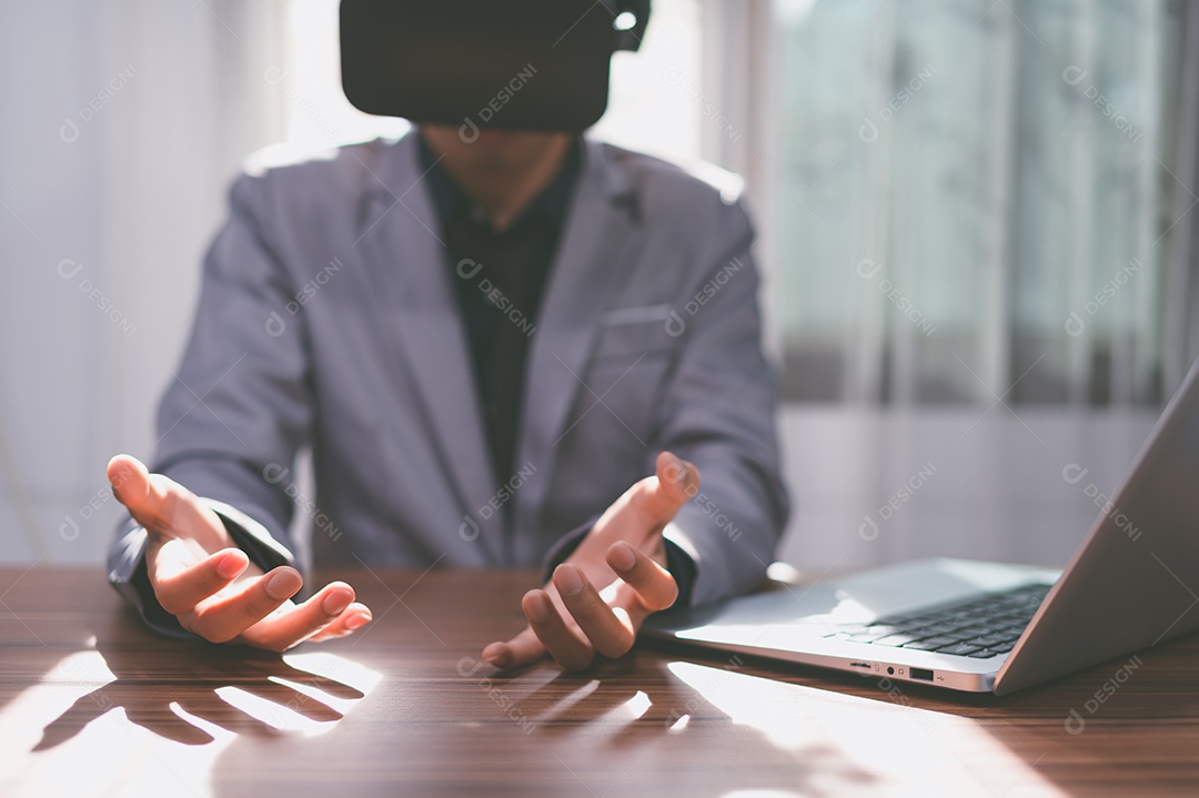 Jovem Usando óculos de realidade virtual, metaverso de mundos virtuais em 3D