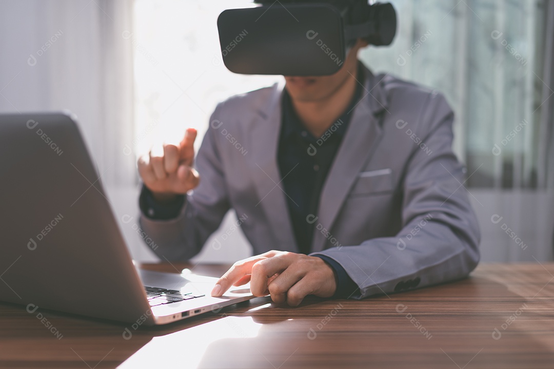 Jovem Usando óculos de realidade virtual, metaverso de mundos virtuais em 3D