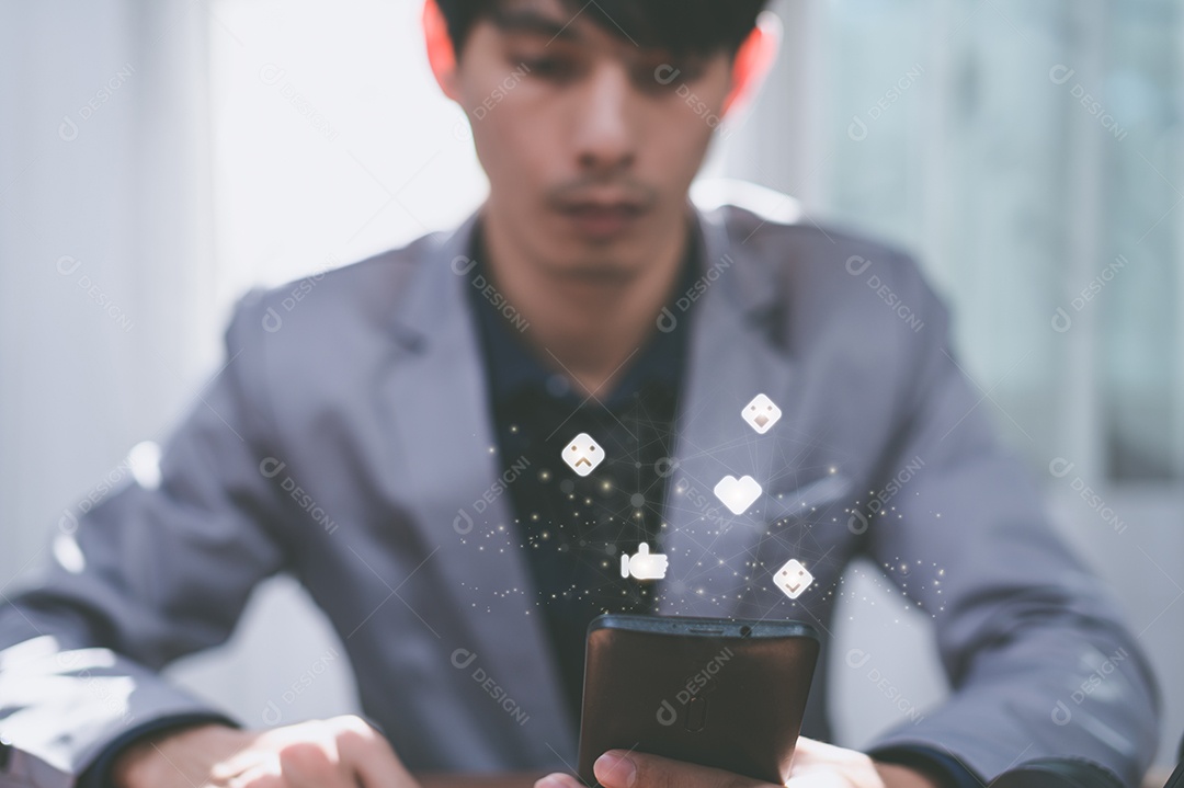 Empresário usando telefone inteligente para trabalhar, comunicar.