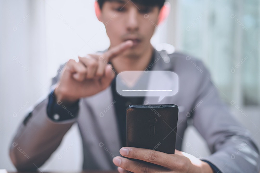 Pessoas conversando mensagens via smartphone