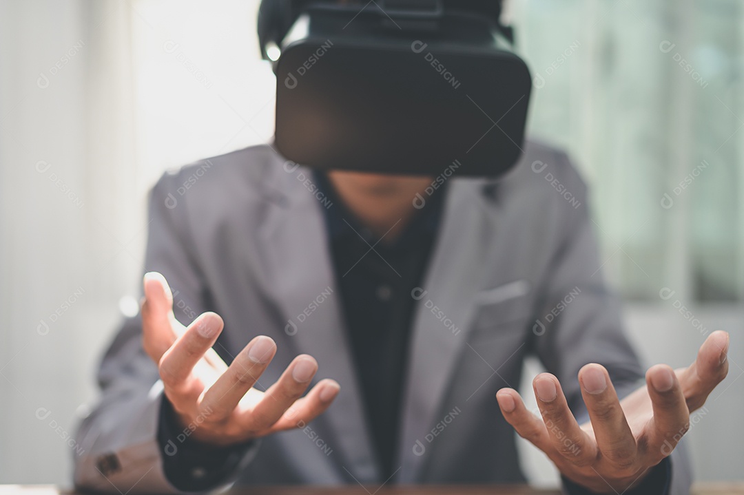 Jovem Usando óculos de realidade virtual, metaverso de mundos virtuais em 3D