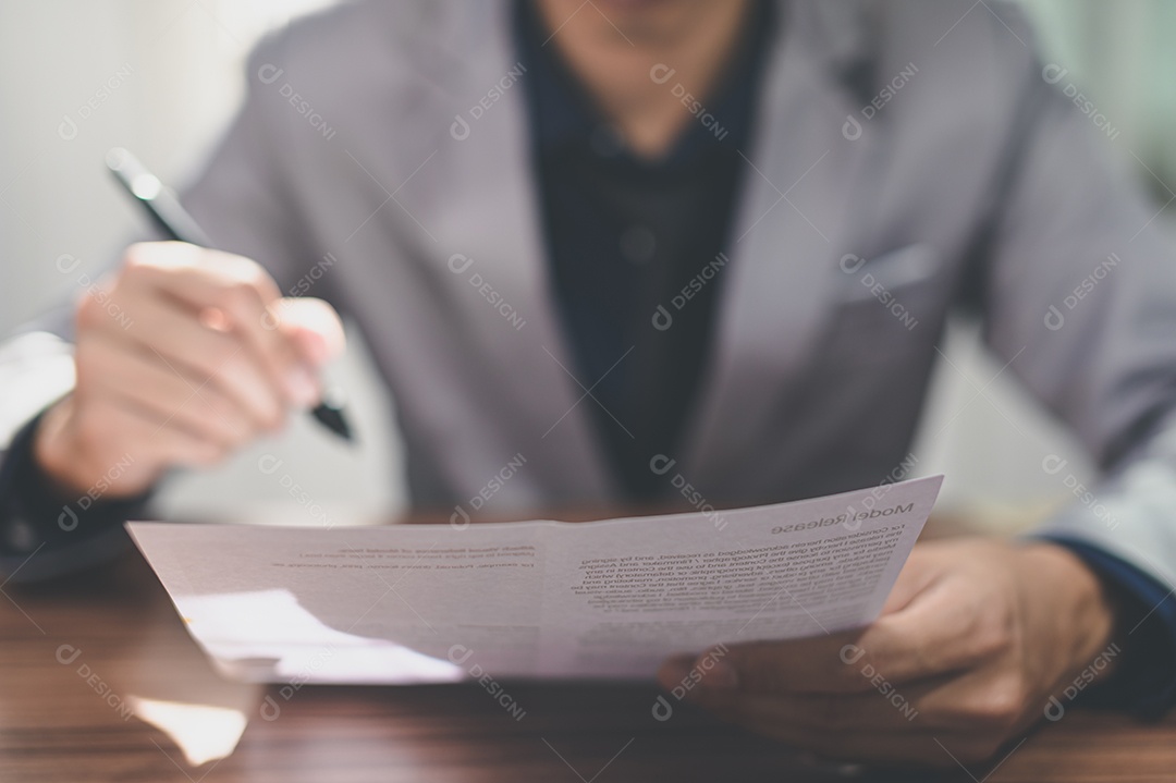 Empresário assinando documentos de aprovação