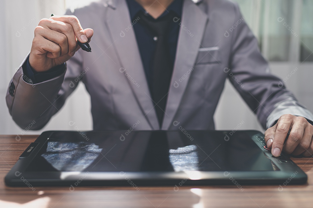 Empresário usando a tela de toque do tablet