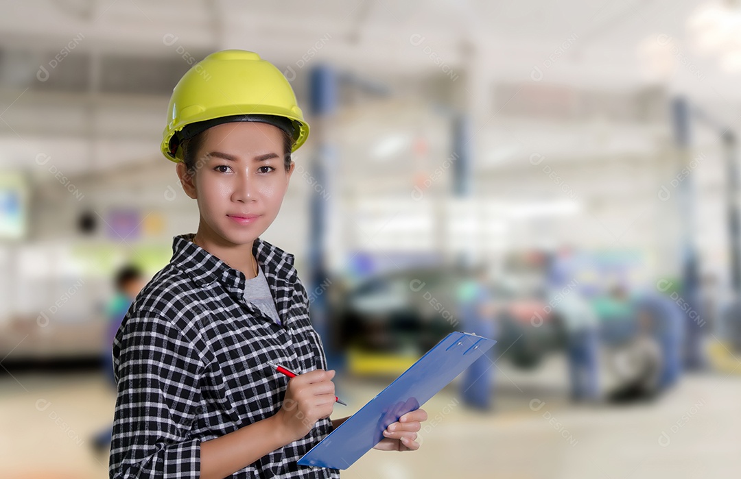 Mulher asiática engenheira e técnicas mecânicas estão verificando e inspecionando a lista na placa de um carro na oficina