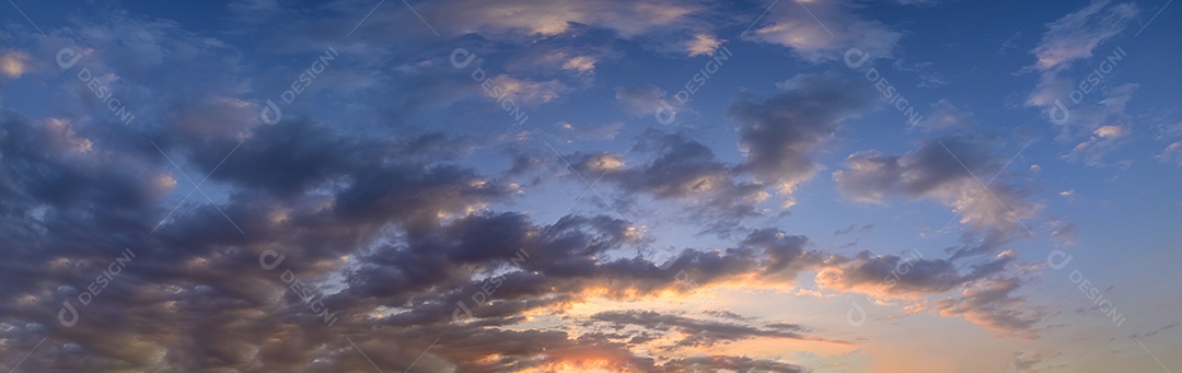 Céu e nuvens à noite
