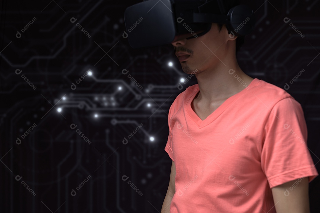 Jovem usando VR óculos de realidade virtual jogo de esporte metaverso 3D espaço cibernético