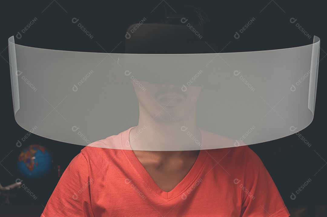 Pessoas que usam óculos vr com tela sensível ao toque