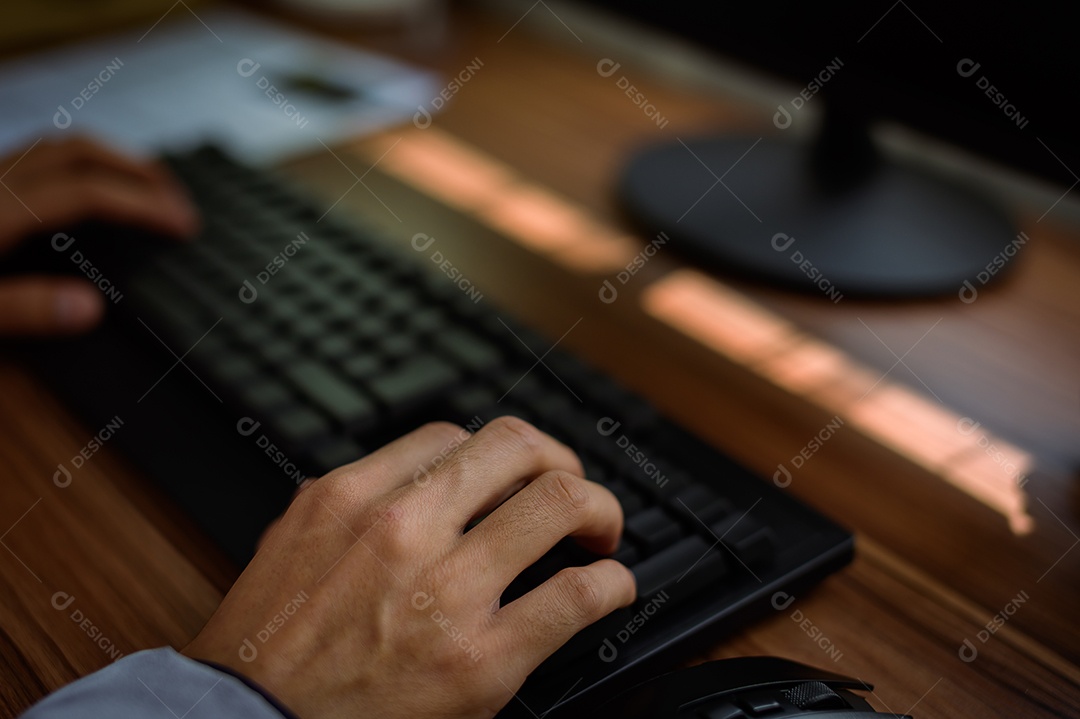 Homem de negócios usando um computador no trabalho