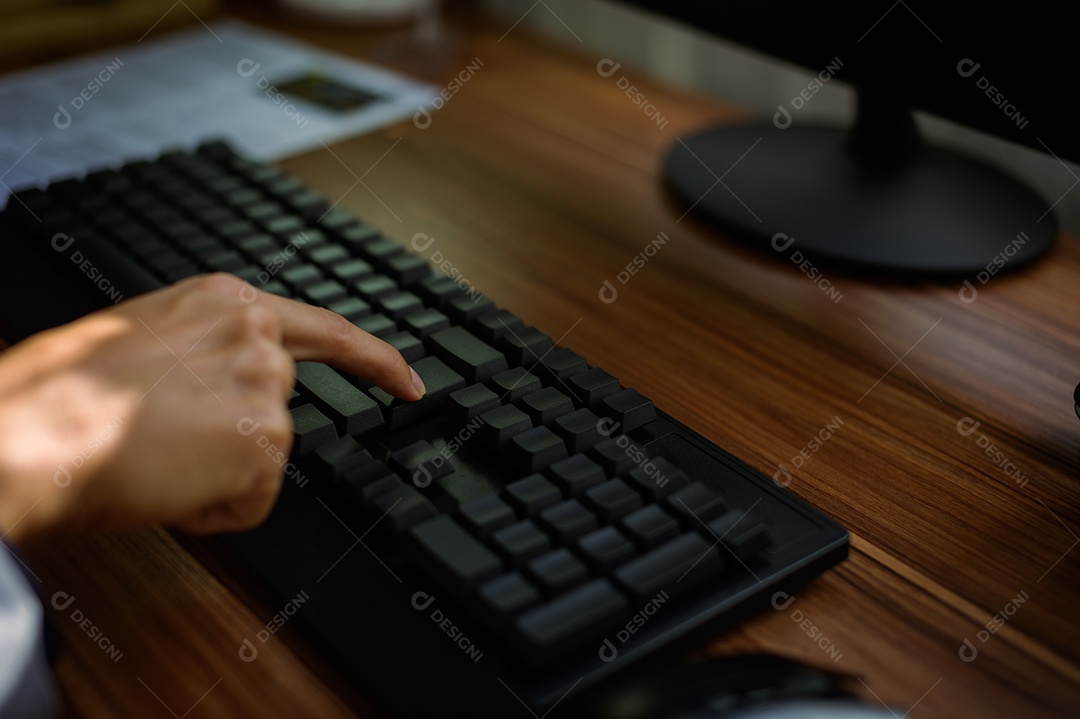 Empresário usando computador no trabalho