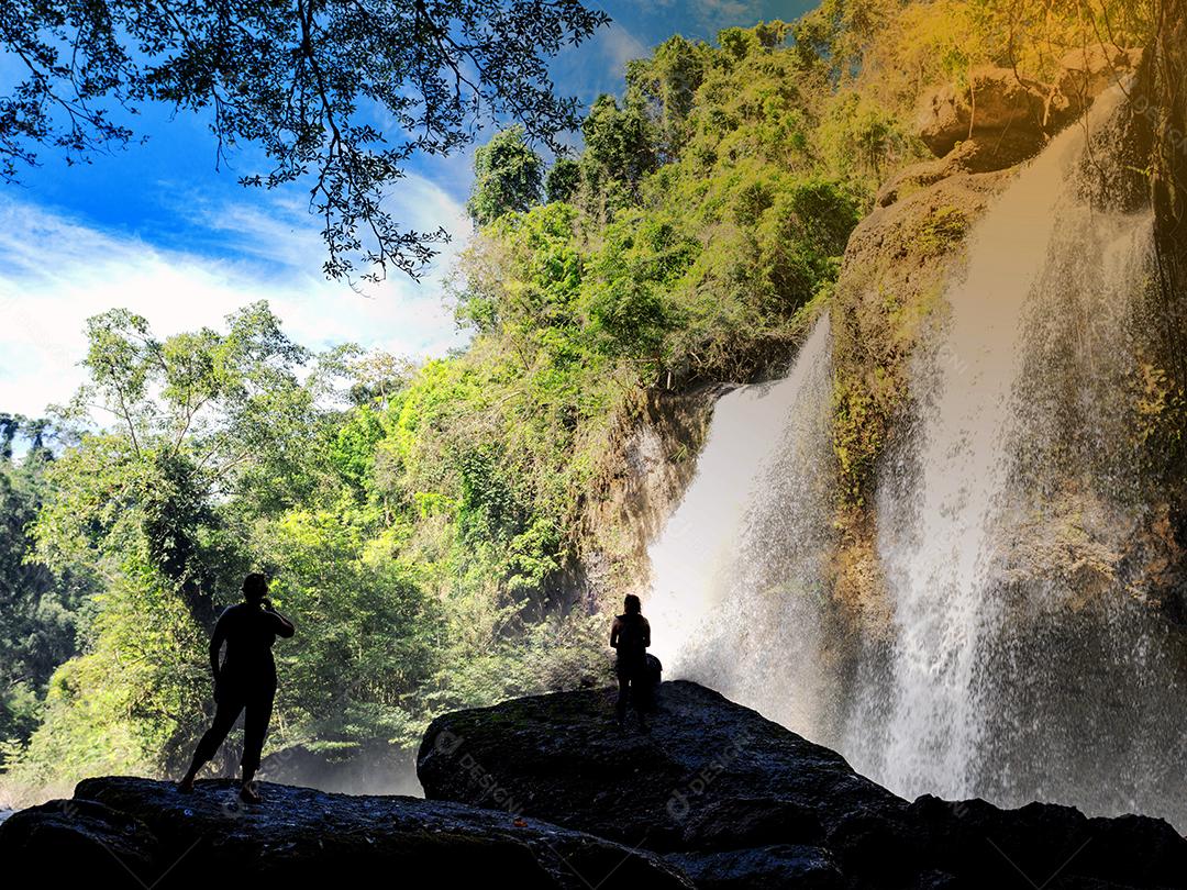 viajante em pé na cachoeira na floresta profunda no Parque Nacional Khao Yai, Tailândia