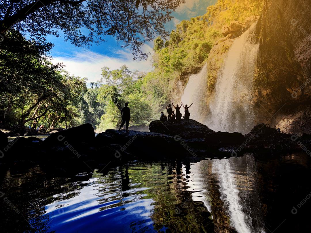 viajante em pé na cachoeira na floresta profunda no Parque Nacional Khao Yai, Tailândia