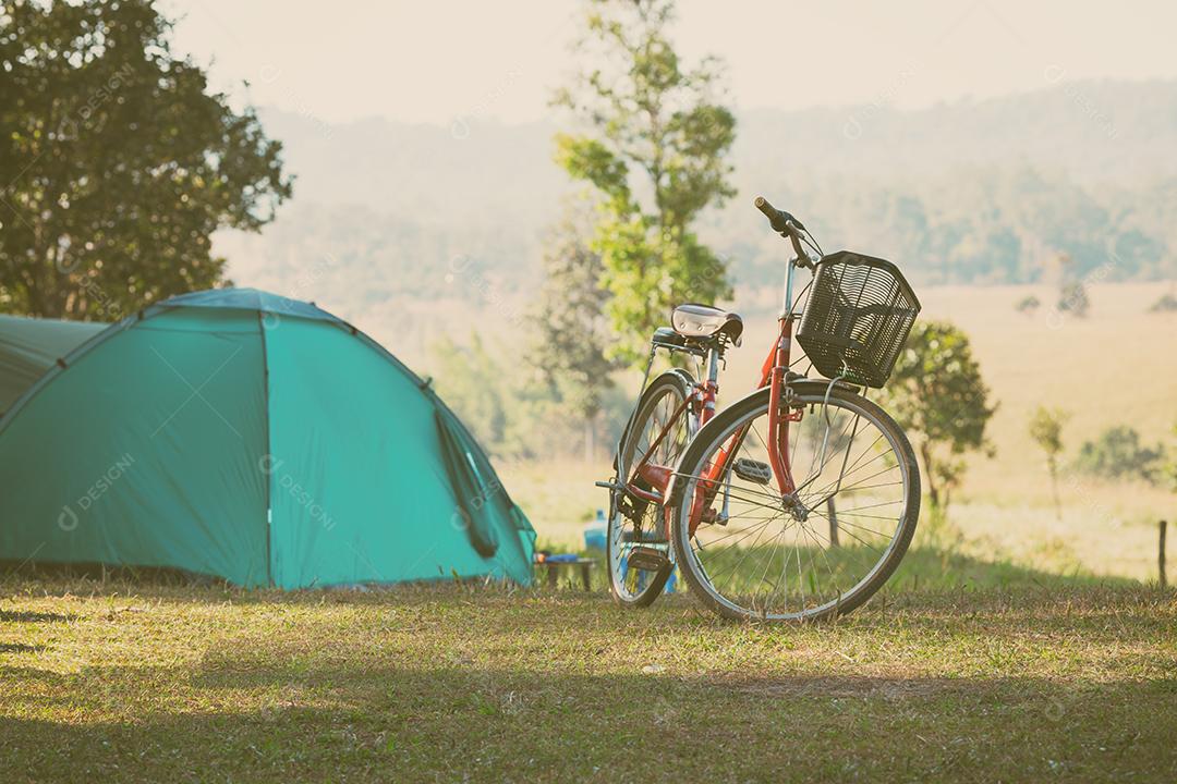 Vintage de bicicletas vermelhas estacionadas em uma colina ao pôr do sol.