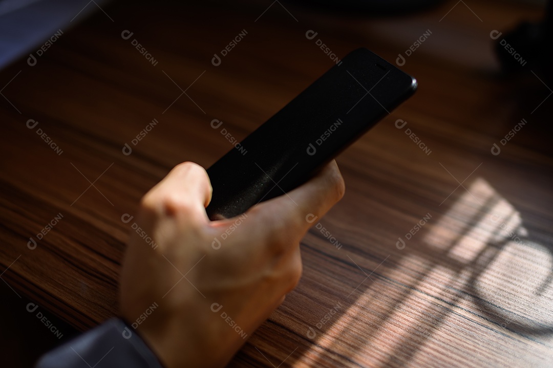 Empresário usando smartphone no trabalho