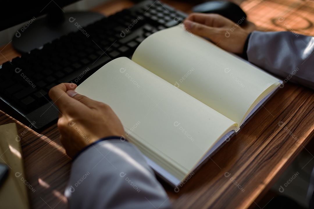 Empresário lendo e escrevendo documentos no trabalho