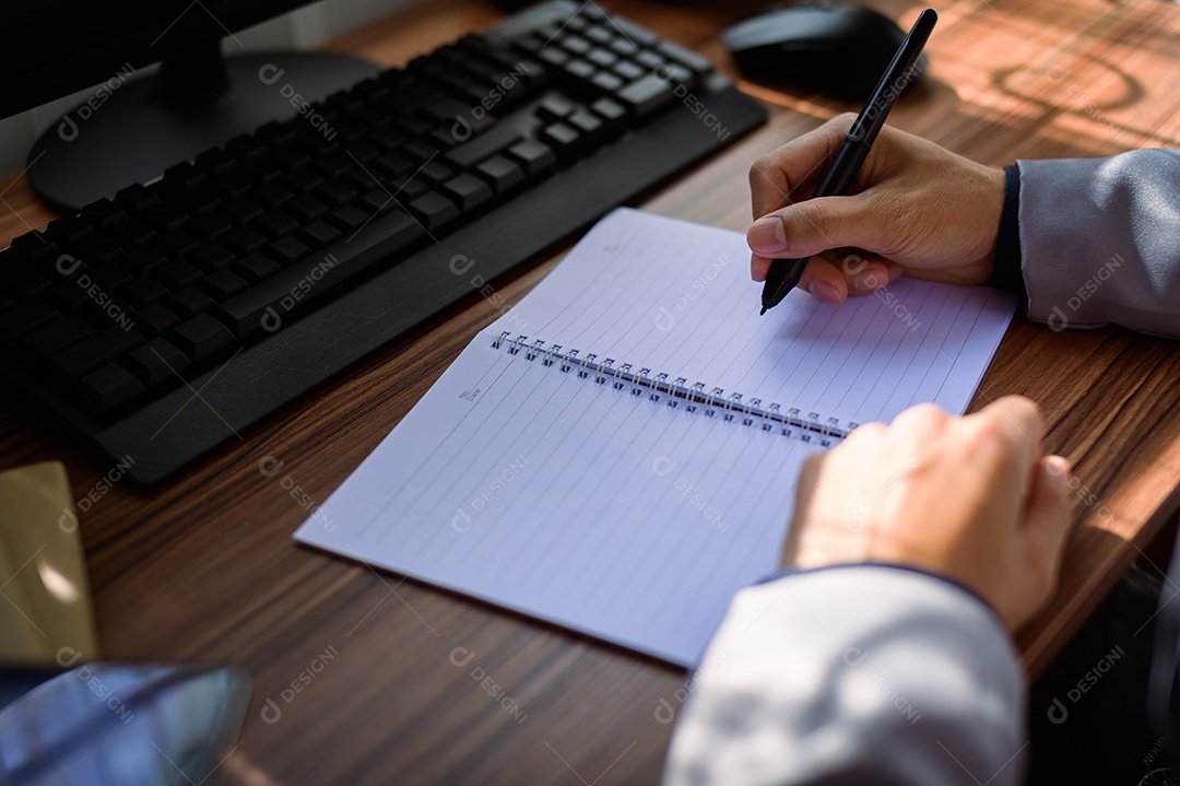 Empresário lendo e escrevendo documentos no trabalho