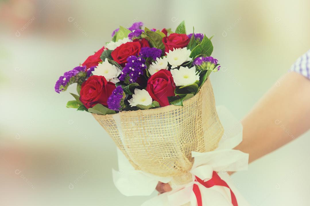 Mulher segurando um buquê de rosas na mão para o dia dos namorados