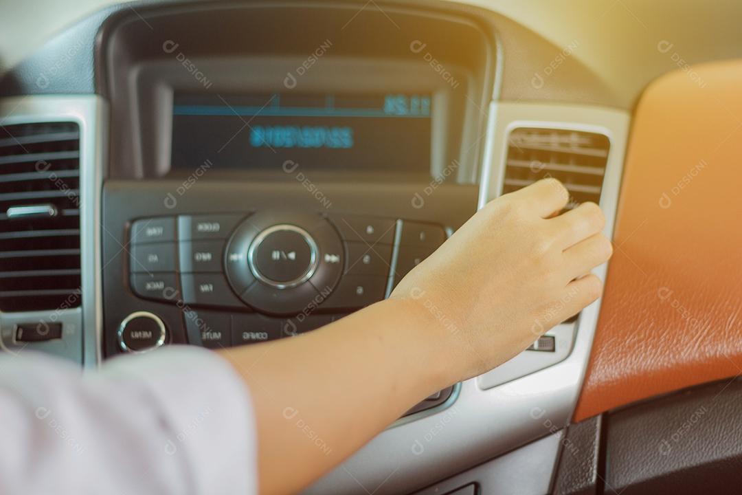 As mãos das mulheres são carro de ar ajustável, foco seletivo na mão