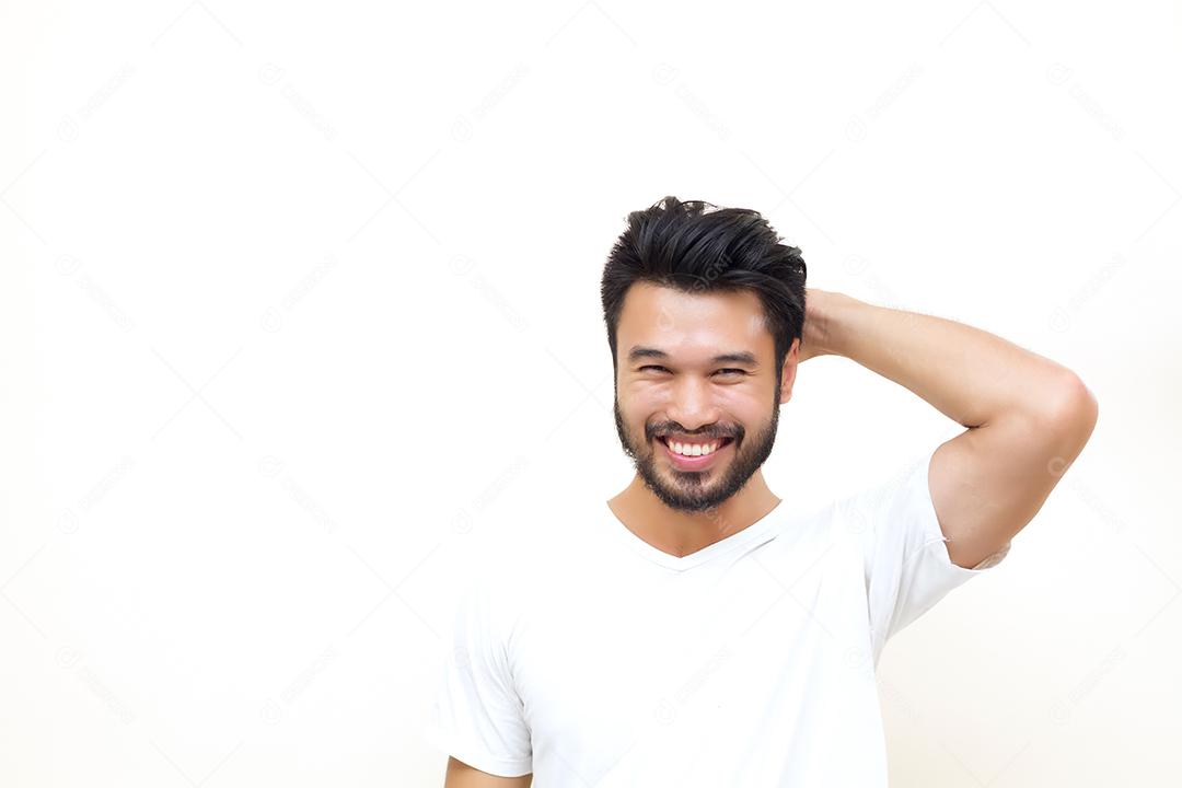 Homem bonito asiático com bigode, sorrindo e rindo sobre fundo branco