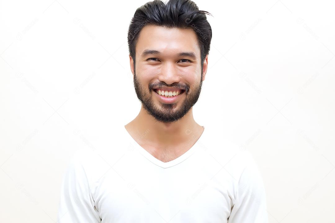 Homem bonito asiático com bigode, sorrindo e rindo sobre fundo branco