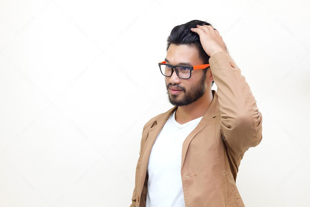 Homem bonito asiático definir o cabelo e usar óculos escuros no fundo branco