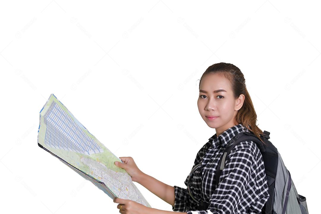 Mulher asiática carregando uma mochila e monitorando o mapa turístico na mão isolado no fundo branco