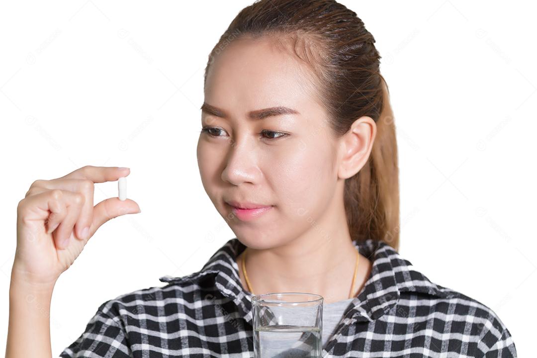As mulheres asiáticas estão tomando medicamentos e vitaminas para ajudar Doentes e saudáveis ​​isolados em fundo branco