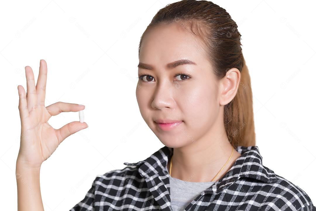 As mulheres asiáticas estão tomando medicamentos e vitaminas para ajudar Doentes e saudáveis ​​isolados em fundo branco