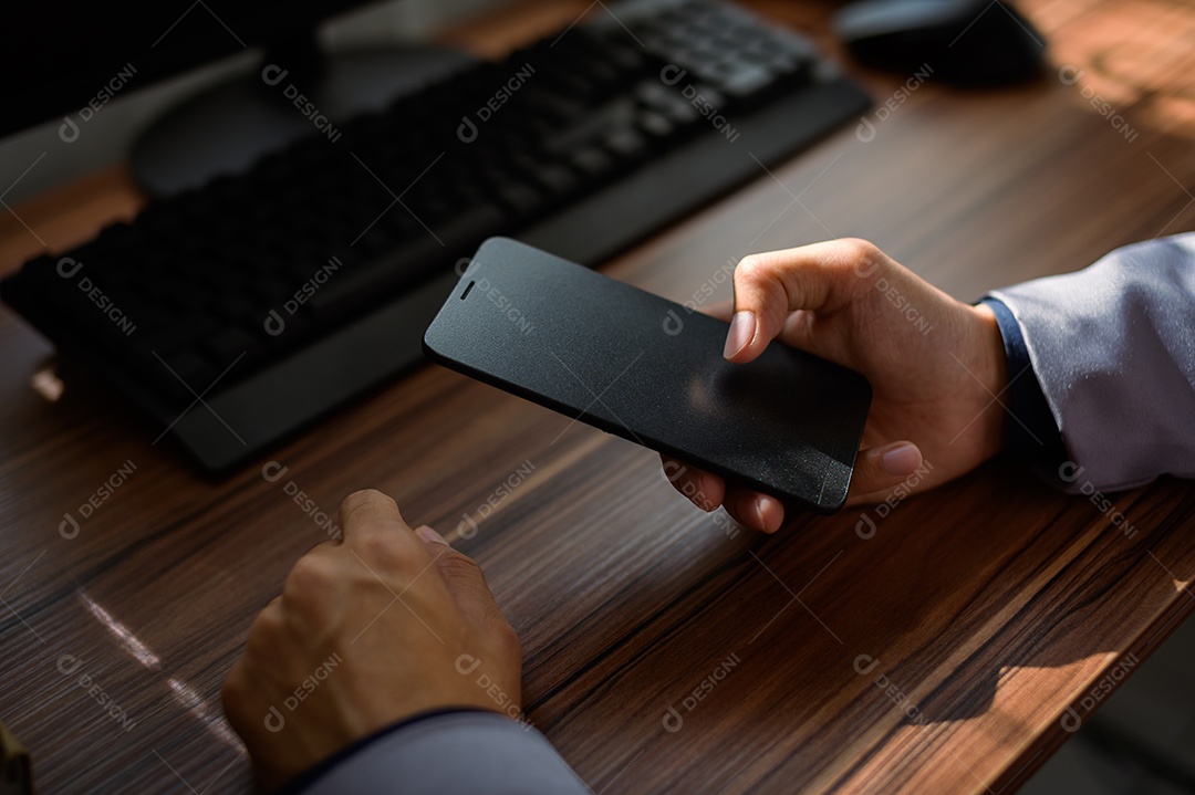 Empresário usando smartphone no trabalho