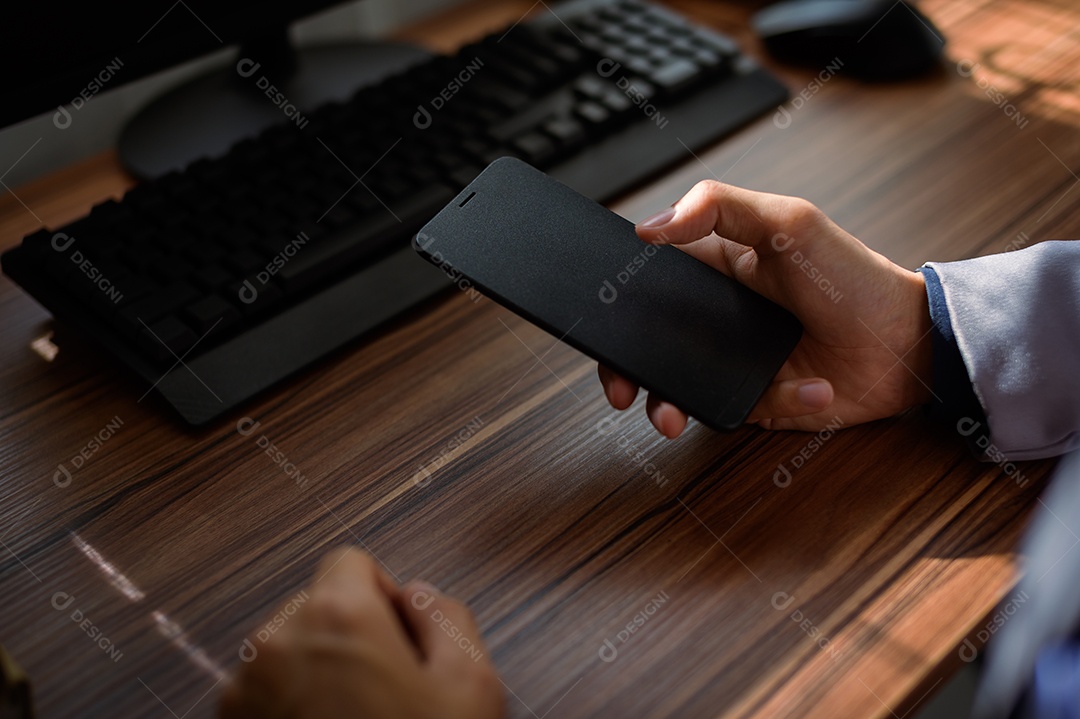 Empresário usando smartphone no trabalho