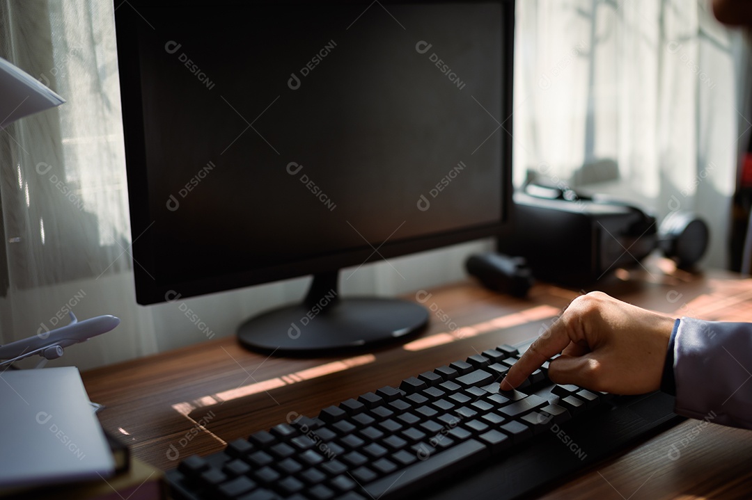 Homem de negócios usa um computador no trabalho