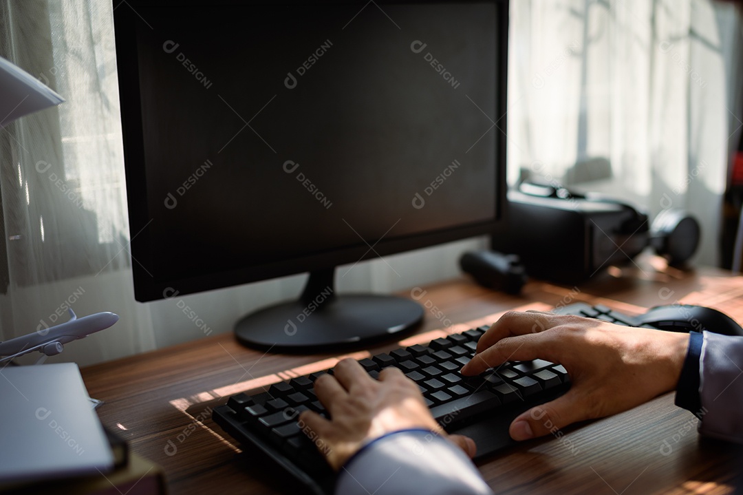 Homem de negócios usa um computador no trabalho