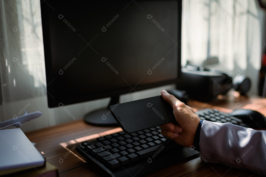 Empresário usando smartphone no trabalho