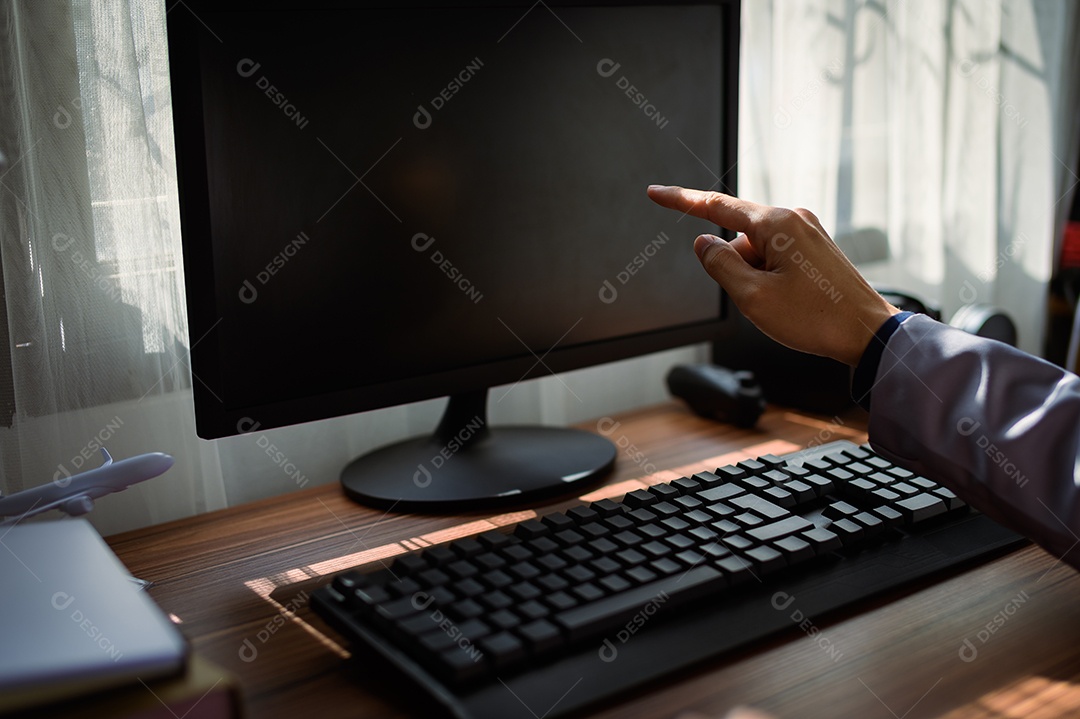 Homem de negócios usa um computador no trabalho