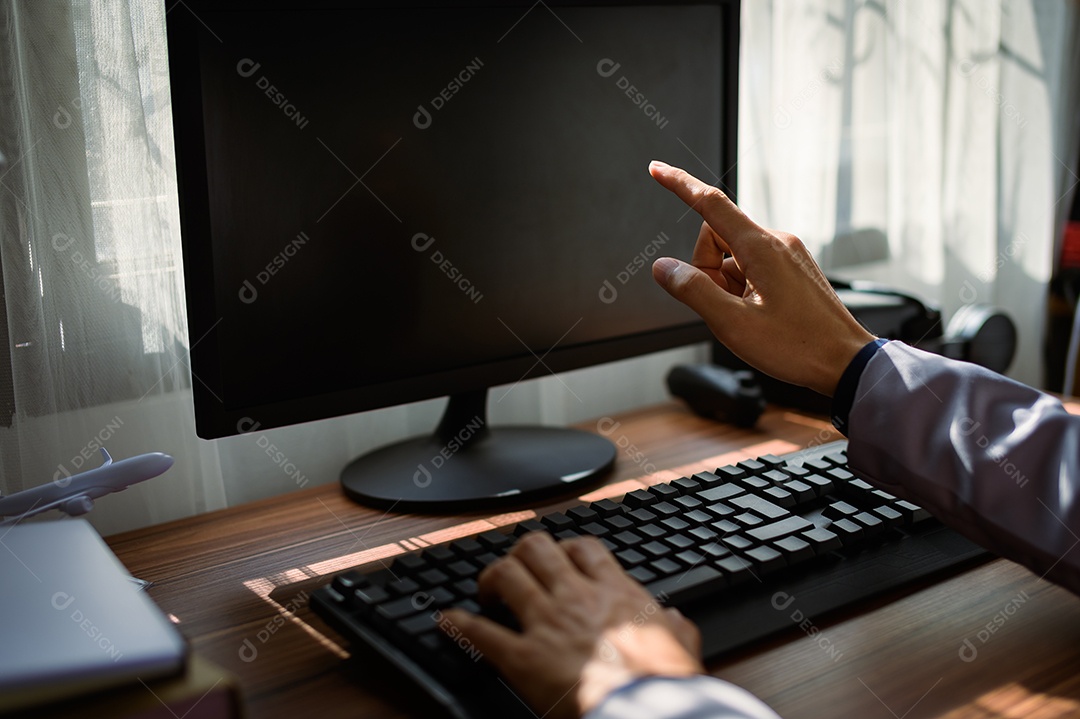 Empresário usando smartphone no trabalho