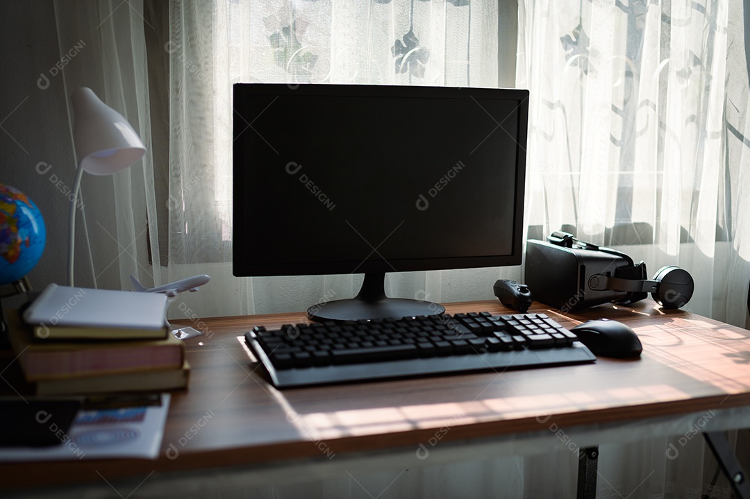 Homem de negócios usa um computador no trabalho