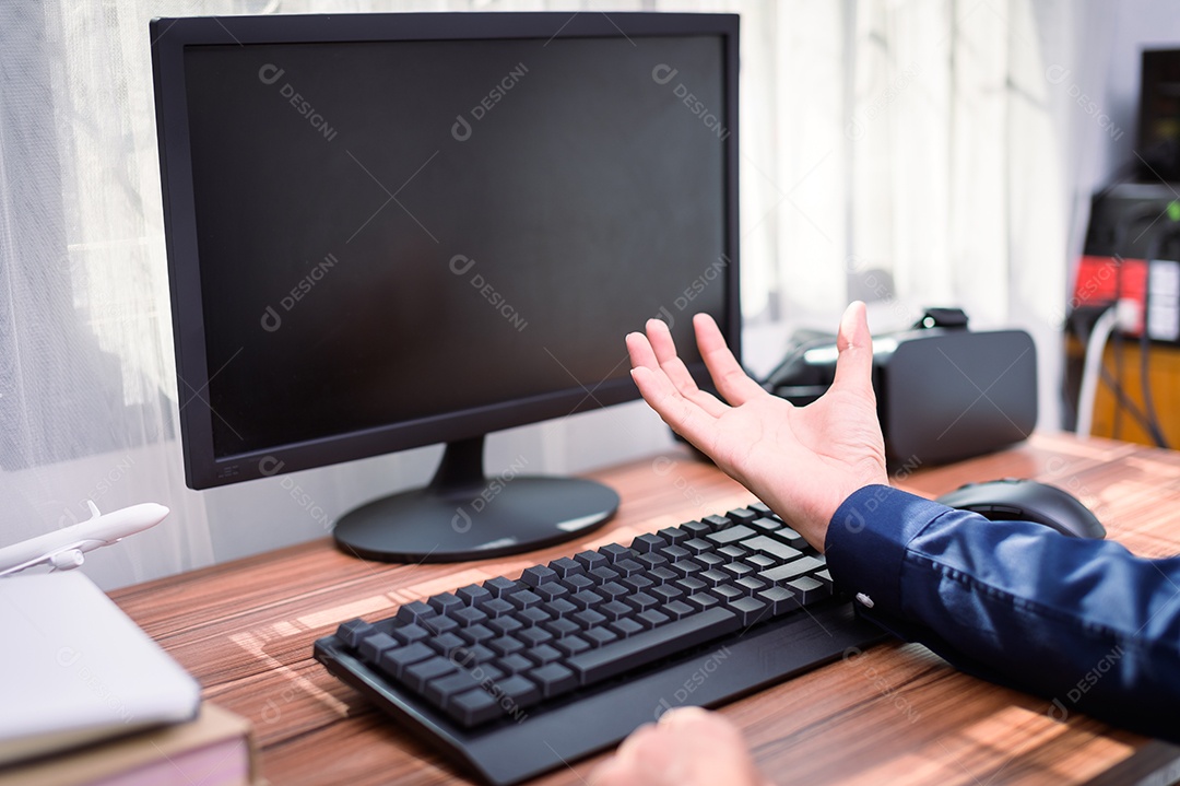 Homem de negócios usa um computador no trabalho