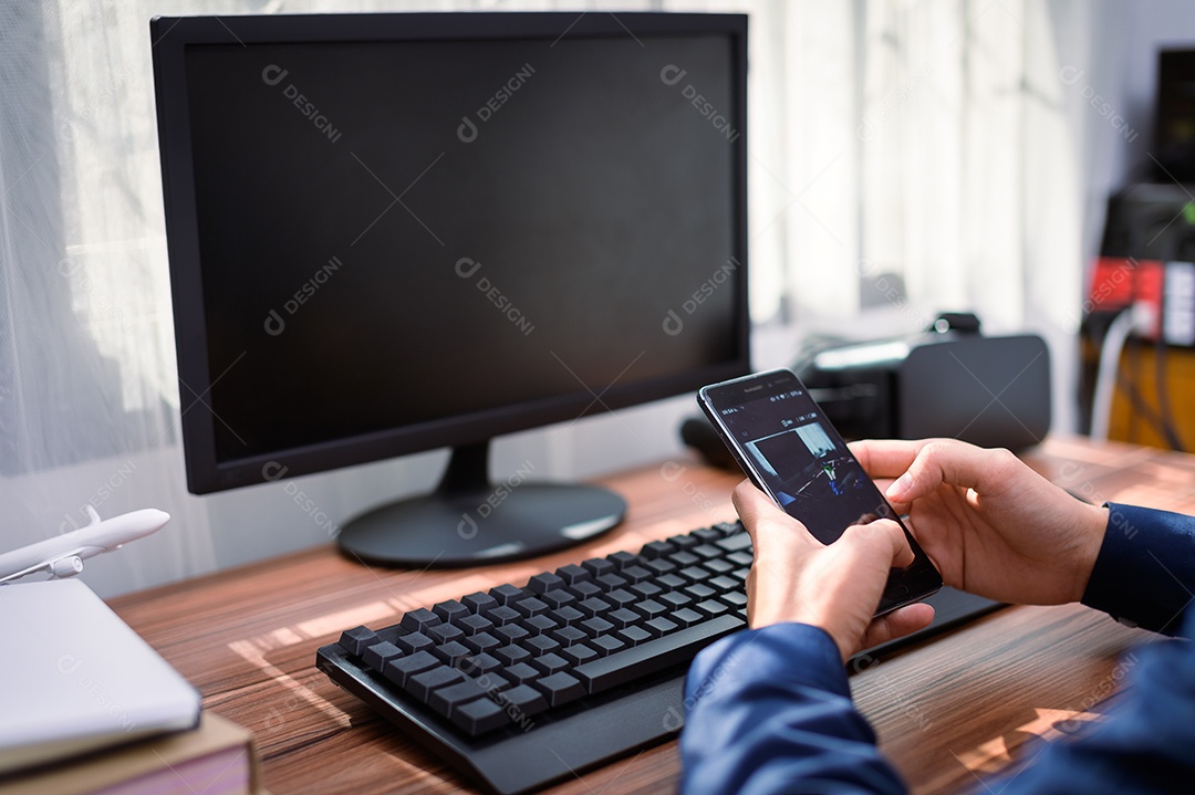 Empresário usando smartphone no trabalho