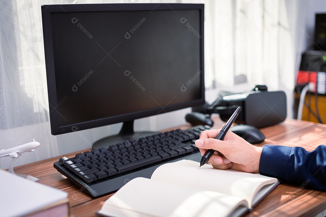 Empresário lendo e escrevendo livro no trabalho