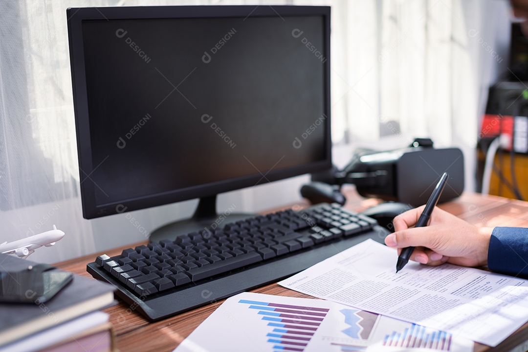 Empresário lendo e escrevendo livro no trabalho
