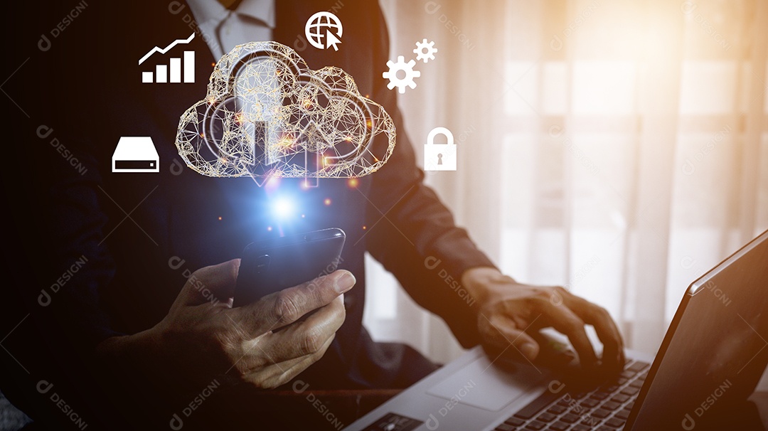 Homem usa laptop com show de diagrama de computação em nuvem na mão.