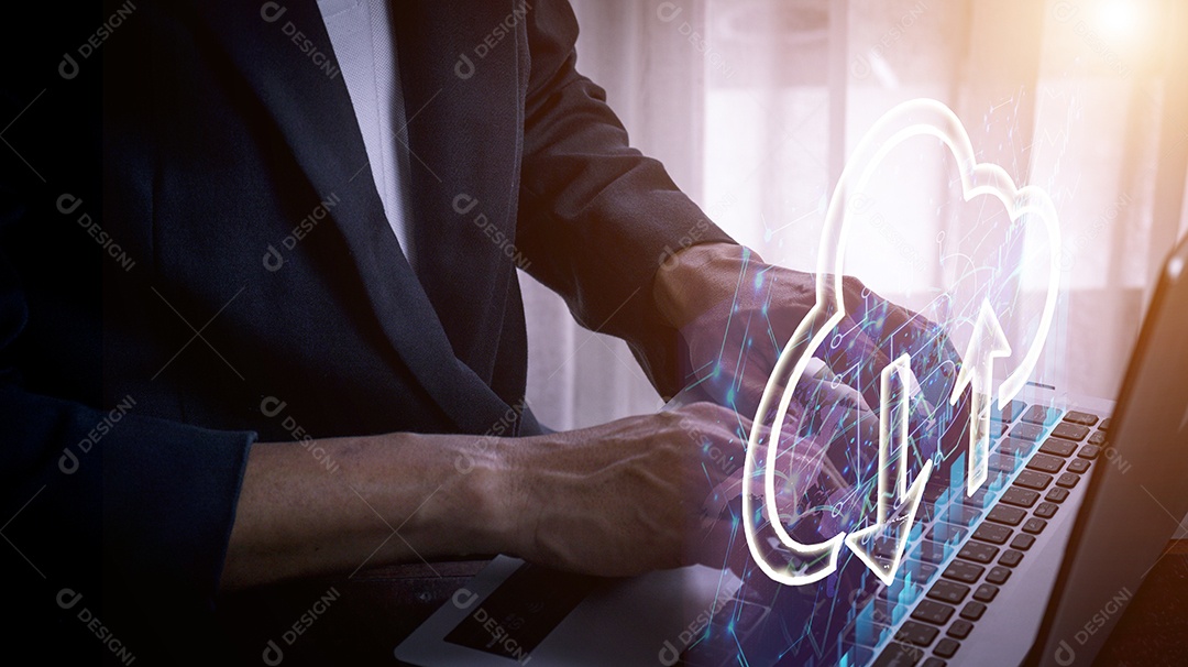 Empresário usando laptop para armazenar dados com tecnologia de computação em nuvem