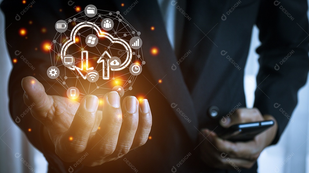 Empresário segurando o ícone de rede de computação em nuvem e o ícone de conexão
