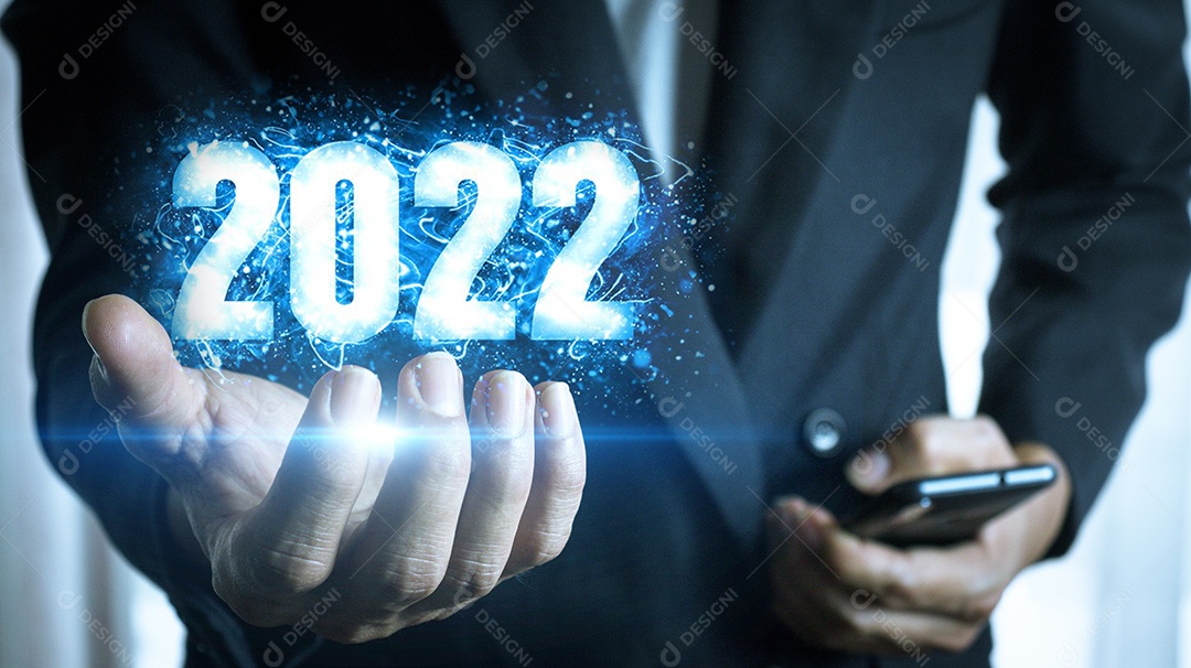 Empresário segurando imagem virtual número de ano novo 2022