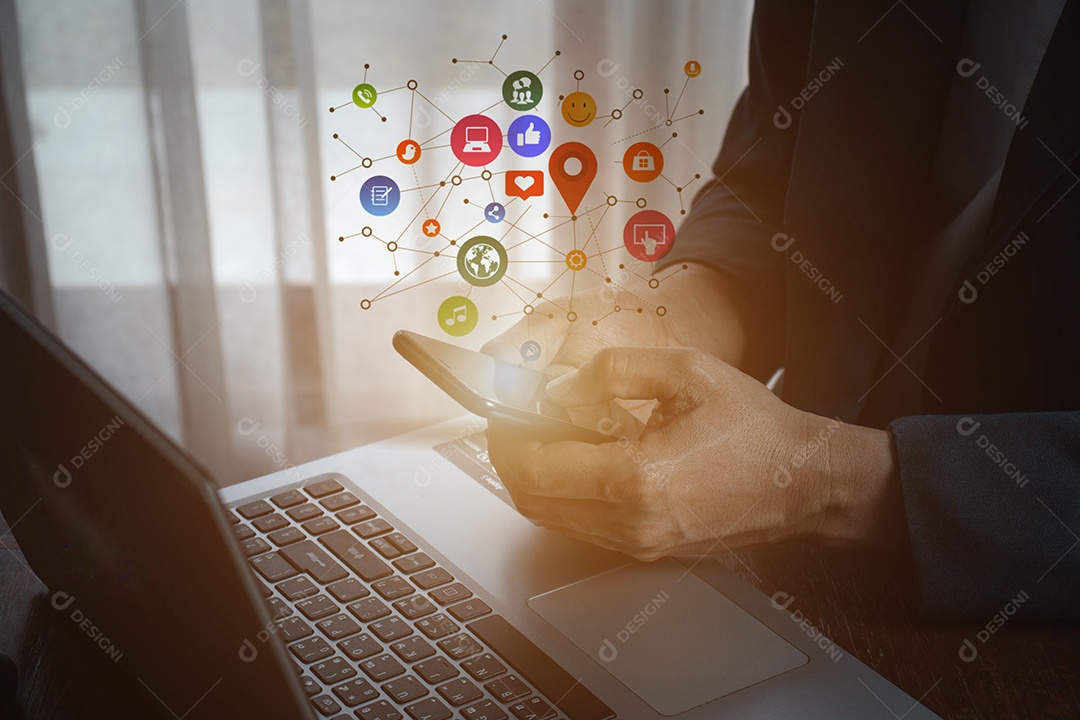 Homem usando smartphone com pop-up de ícone da web social no telefone