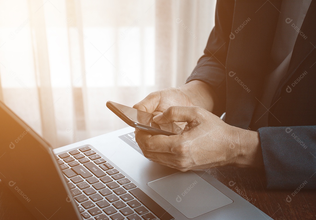 Homem trabalhando em casa. Trabalhe em casa