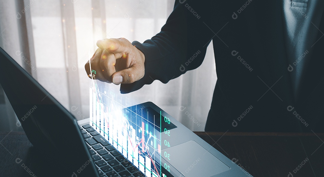 Empresário analisando dados financeiros do gráfico de negociação forex.