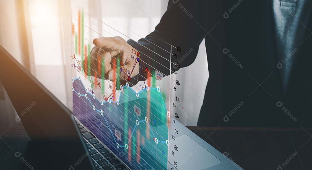 Empresário analisando dados financeiros do gráfico de negociação forex.