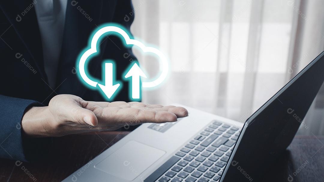 Empresário segura o ícone da nuvem. Conceito de computação em nuvem - conecte o telefone